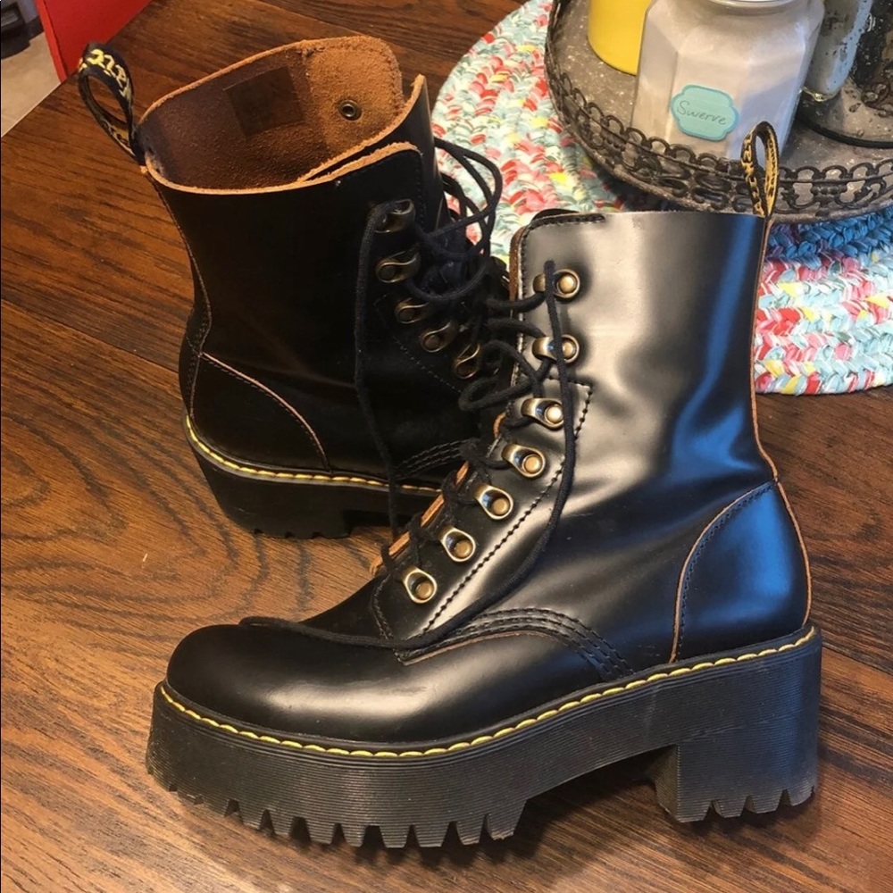 Dr. Martens Leona Boot